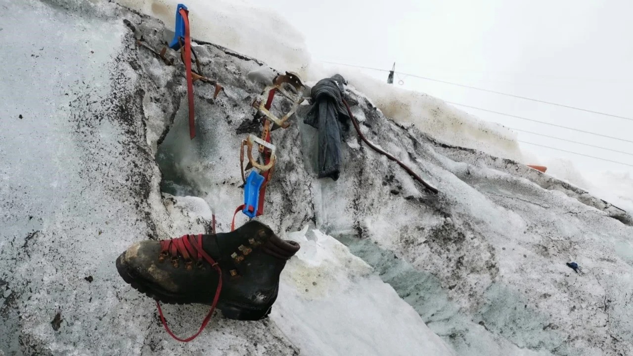 Đồ đạc của nhà leo núi người Đức mất tích 37 năm trước phát lộ gần sông băng trên dãy Matterhorn. Ảnh: CNN