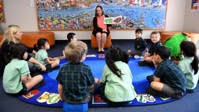 A new program will encourage mid-career workers to move to primary school teaching, amid a shortage. (Dan Peled/AAP PHOTOS)