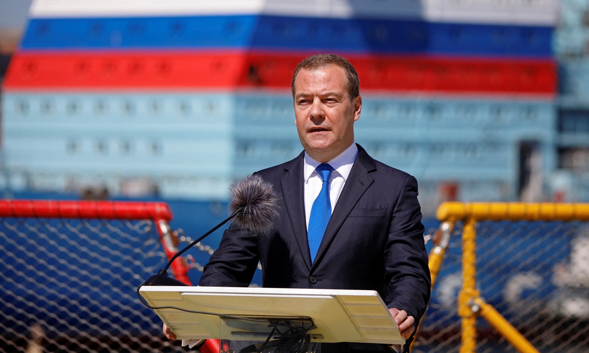 Phó chủ tịch Hội đồng An ninh Nga Dmitry Medvedev phát biểu tại Saint Petersburg hồi cuối tháng 6 năm ngoái. Ảnh: Reuters