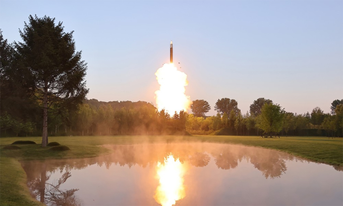 Tên lửa Triều Tiên rời bệ phóng trong vụ thử nghiệm ngày 26/6. Ảnh: KCNA
