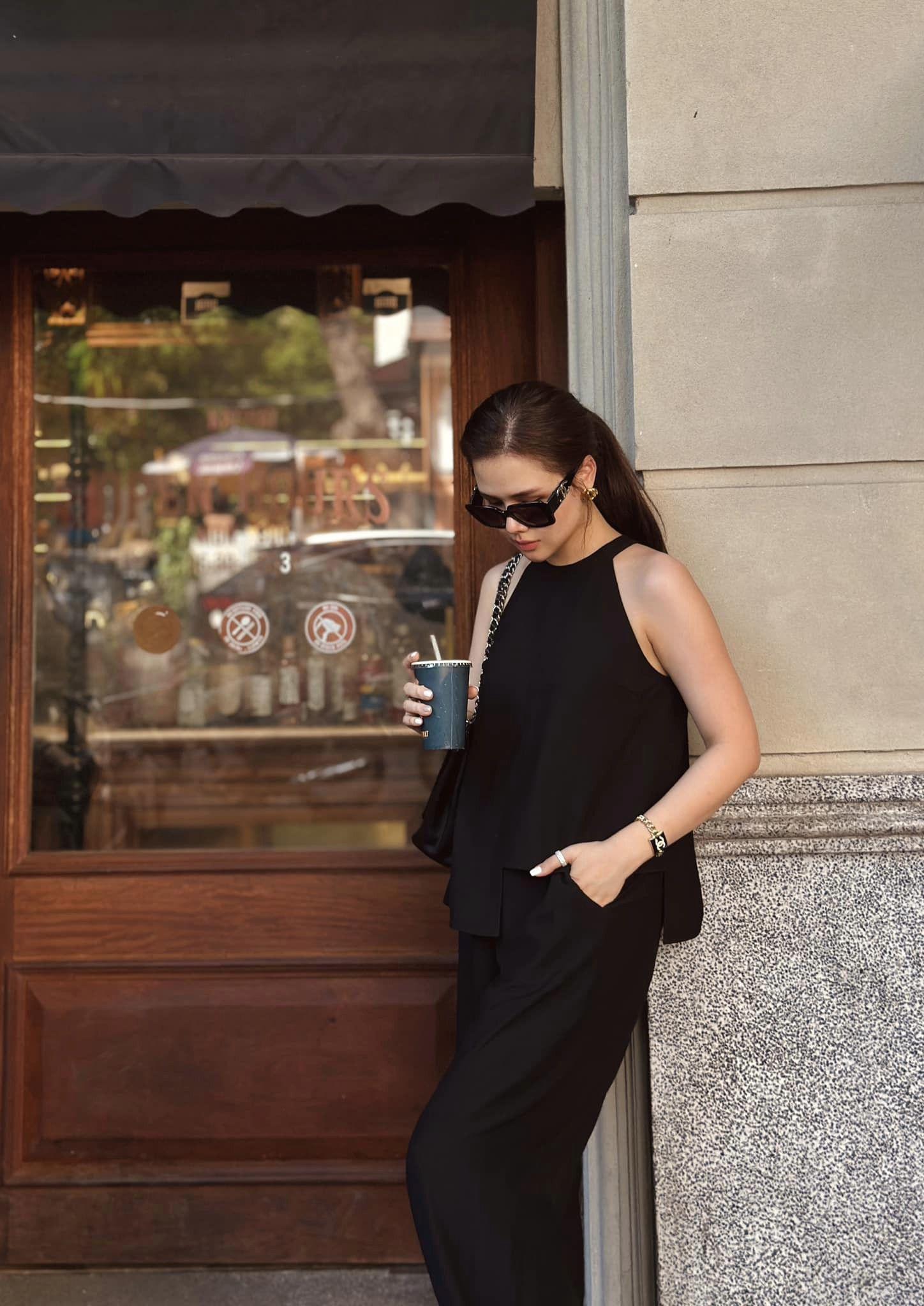 Phanh Lee chọn lựa trang phục đơn giản, thể hiện được sự nữ quyền bằng phom dáng chuẩn mực, phối kèm những món phụ kiện từ nhà mốt Chanel hàng trăm triệu đồng.