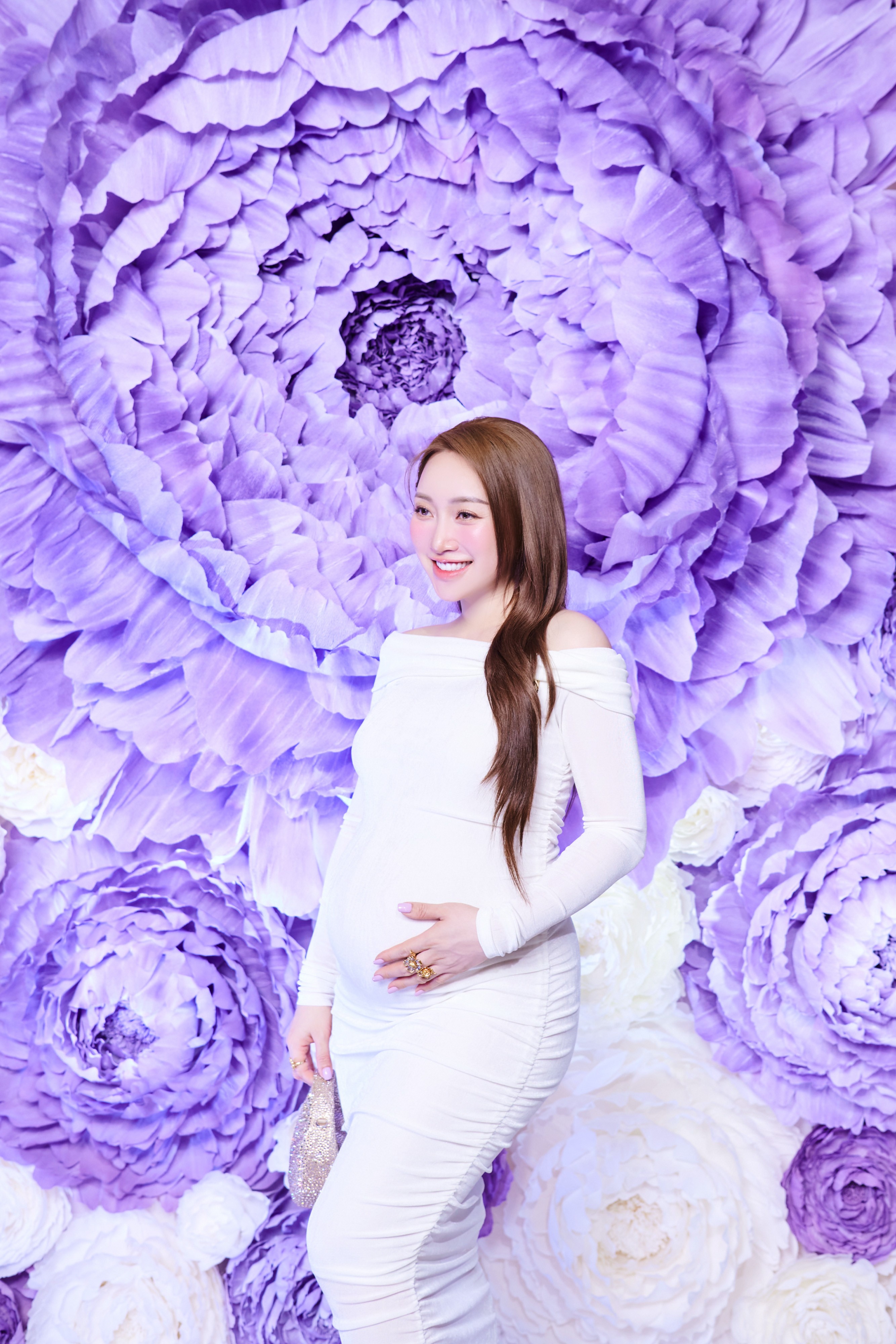 Bà xã Chi Bảo xuất hiện rạng rỡ trong sự kiện hiếm hoi cô tham gia khi đang trong thai kỳ. Nữ doanh nhân diện váy trắng khoe khéo bụng bầu cùng phong cách trang điểm và làm tóc tinh giản.