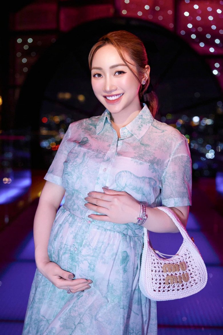 Lý Thuỳ Chang đầu tư váy áo bầu hàng hiệu hàng trăm triệu đồng mỗi khi xuất hiện.