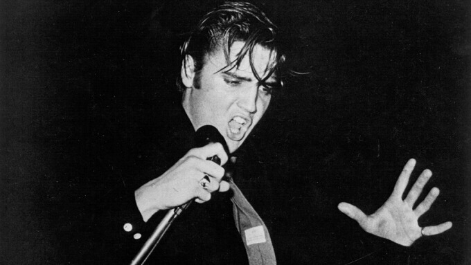 Ca sĩ Elvis Presley trên sân khấu năm 1956. Ảnh: Michael Ochs Archives