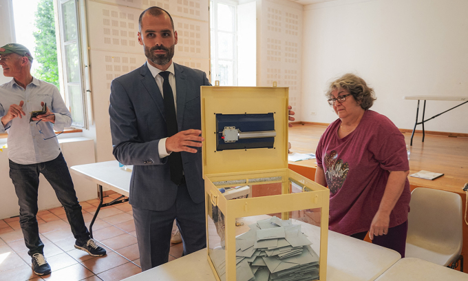 Nhân viên bầu cử mở thùng phiếu tại điểm bỏ phiếu ở Forcalquier, Pháp ngày 30/6. Ảnh: AFP
