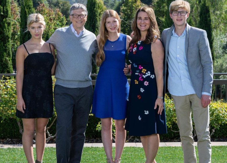 Gia đình của tỷ phú Bill Gates với vợ cũ Melinda khi vẫn còn mặn nồng. Cả hai có với nhau 3 người con, trong đó 2 cô con gái là Jennifer Gates và Phoebe Gates thu hút được nhiều sự quan tâm của công chúng. 
