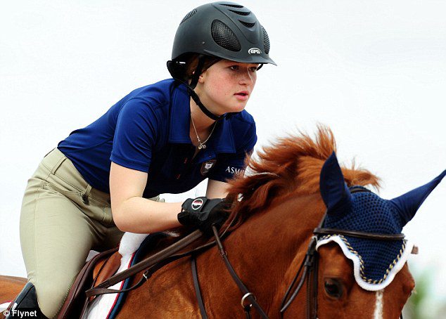Ngay từ khi còn là cô bé,  Jennifer Gates đã có nhiều đam mê khi thể hiện sự cá tính và mạnh mẽ với bộ môn đua ngựa. Chính môn đua ngựa cũng giúp cô nàng sở hữu thân hình khỏe khoắn và săn chắc. 