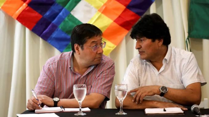 Ông Morales (bên phải) và ông Arce trong cuộc gặp ở Buenos Aires, Argentina năm 2020. Ảnh: AP