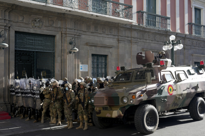 Xe bọc thép và cảnh sát quân sự bên ngoài Phủ Tổng thống Bolivia ở La Paz ngày 26/6. Ảnh:AP