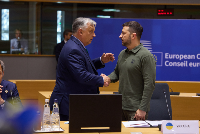 Thủ tướng Hungary Viktor Orban (trái) trao đổi cùng Tổng thống Ukraine Volodymyr Zelensky vào ngày 27/6 tại Bỉ, trong kỳ họp Thượng đỉnh Hội đồng châu Âu của Liên minh châu Âu (EU). Ảnh: Reuters