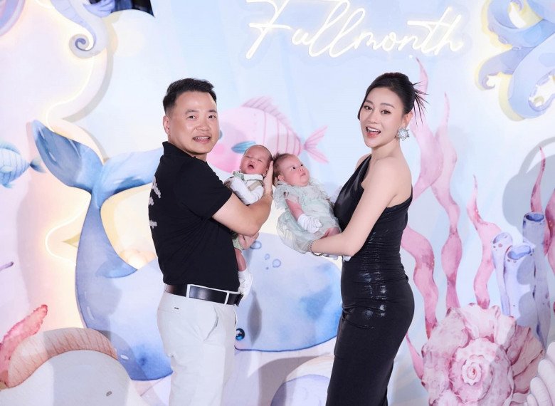 Mới sinh tròn 1 tháng, Phương Oanh tiết lộ đã giảm 17kg, cô tự tin diện váy ôm để lộ bờ vai và vóc dáng sau sinh nuột nà. 