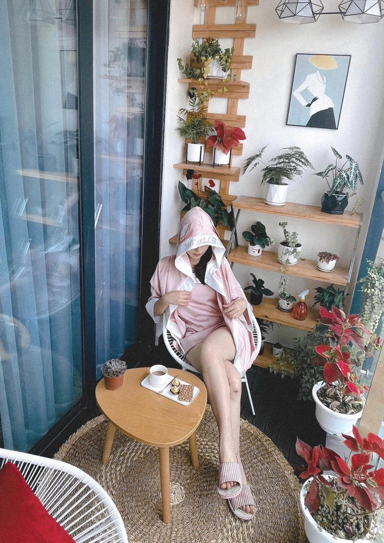 Khi ở nhà chăm con, bà xã Shark Bình cũng không hề xuề xòa khi diện một chiếc váy ngủ màu hồng mỏng manh để lộ đôi chân dài cực phẩm.