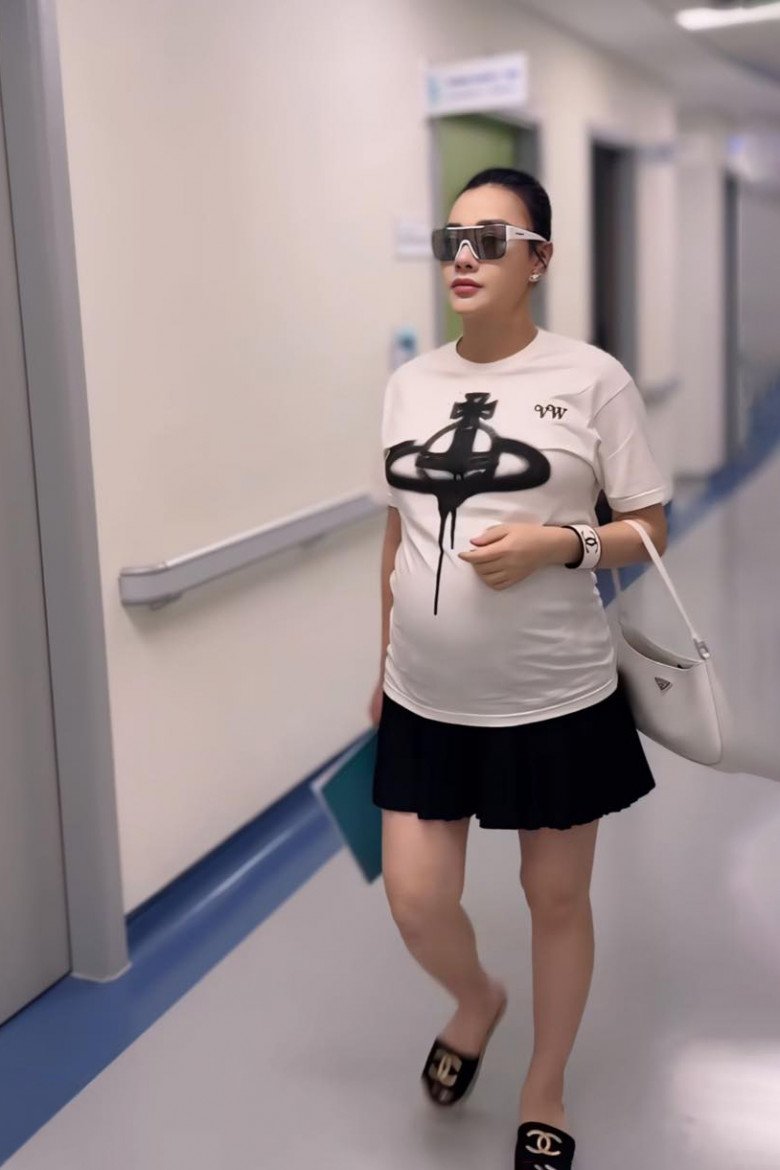 Khi đi khám thai, Phương Oanh cũng flex gu thẩm mỹ sành điệu khi diện áo phông kết hợp cùng chân váy, tổng set đồ đi khám thai của nữ diên viên sương sương cũng hơn 100 triệu đồng. 