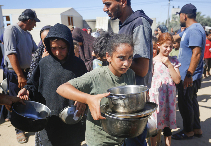 Trẻ em Gaza xếp hàng nhận thực phẩm viện trợ ở Deir al-Balah, ngày 30/6. Ảnh: AFP