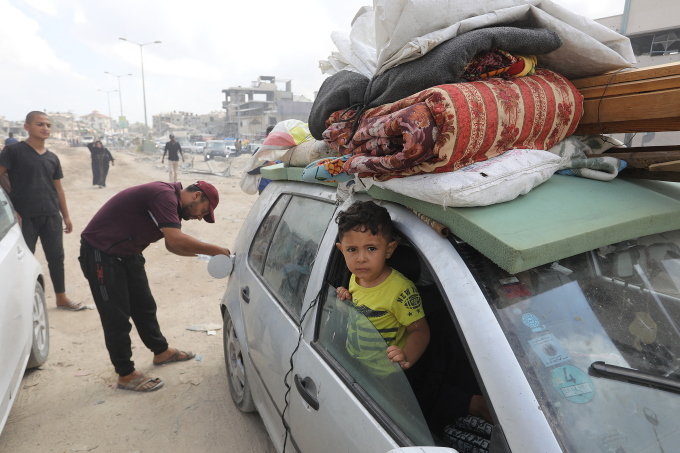 Một gia đình Gaza di tản đến Khan Yunis, ngày 2/7. Ảnh: AFP