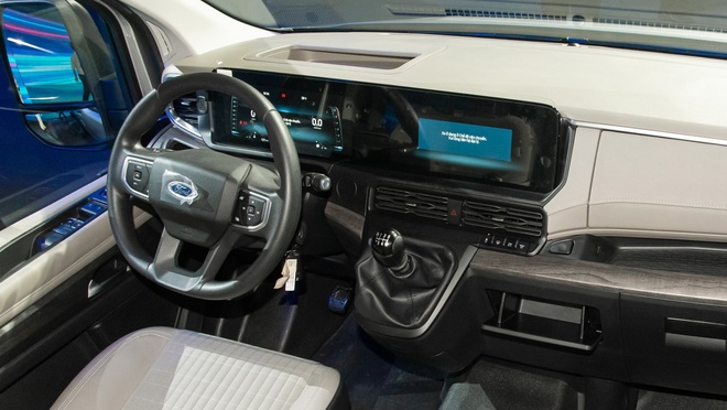 Cùng giá tầm 1 tỷ chọn Ford Transit hay Hyundai Solati, bảng này cho thấy sự chênh lệch lớn từ công nghệ tới độ thực dụng- Ảnh 3.