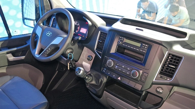 Cùng giá tầm 1 tỷ chọn Ford Transit hay Hyundai Solati, bảng này cho thấy sự chênh lệch lớn từ công nghệ tới độ thực dụng- Ảnh 4.
