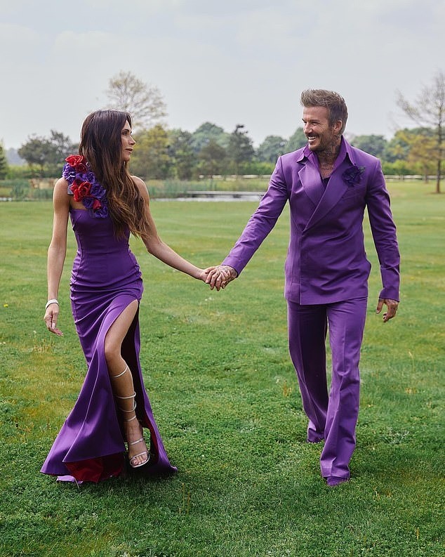 Victoria và David Beckham mặc lại lễ phục cưới nhân kỷ niệm 25 năm thành vợ chồng. Ảnh: IG.