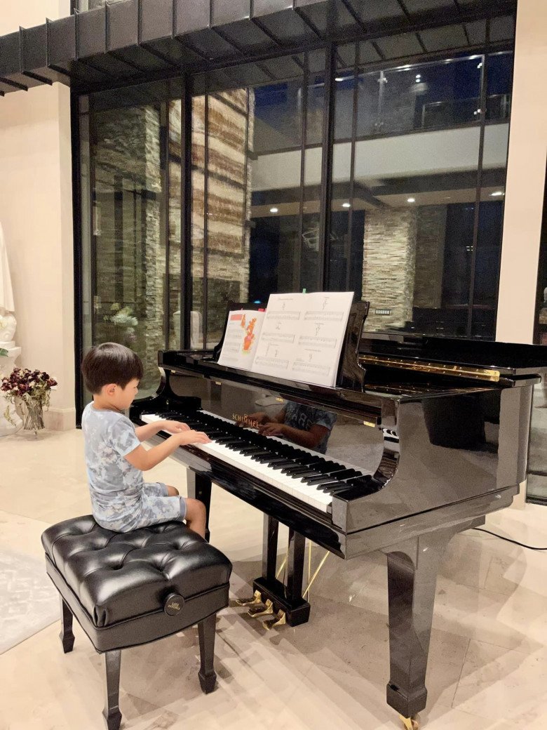 Con trai Đan Trường học chơi đàn piano từ nhỏ.