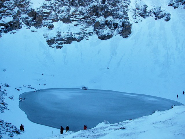 Ở độ cao 5.000 mét tại dãy Himalaya, có một hồ nước kỳ lạ với hàng trăm hài cốt người nằm bên trong! - Ảnh 1.