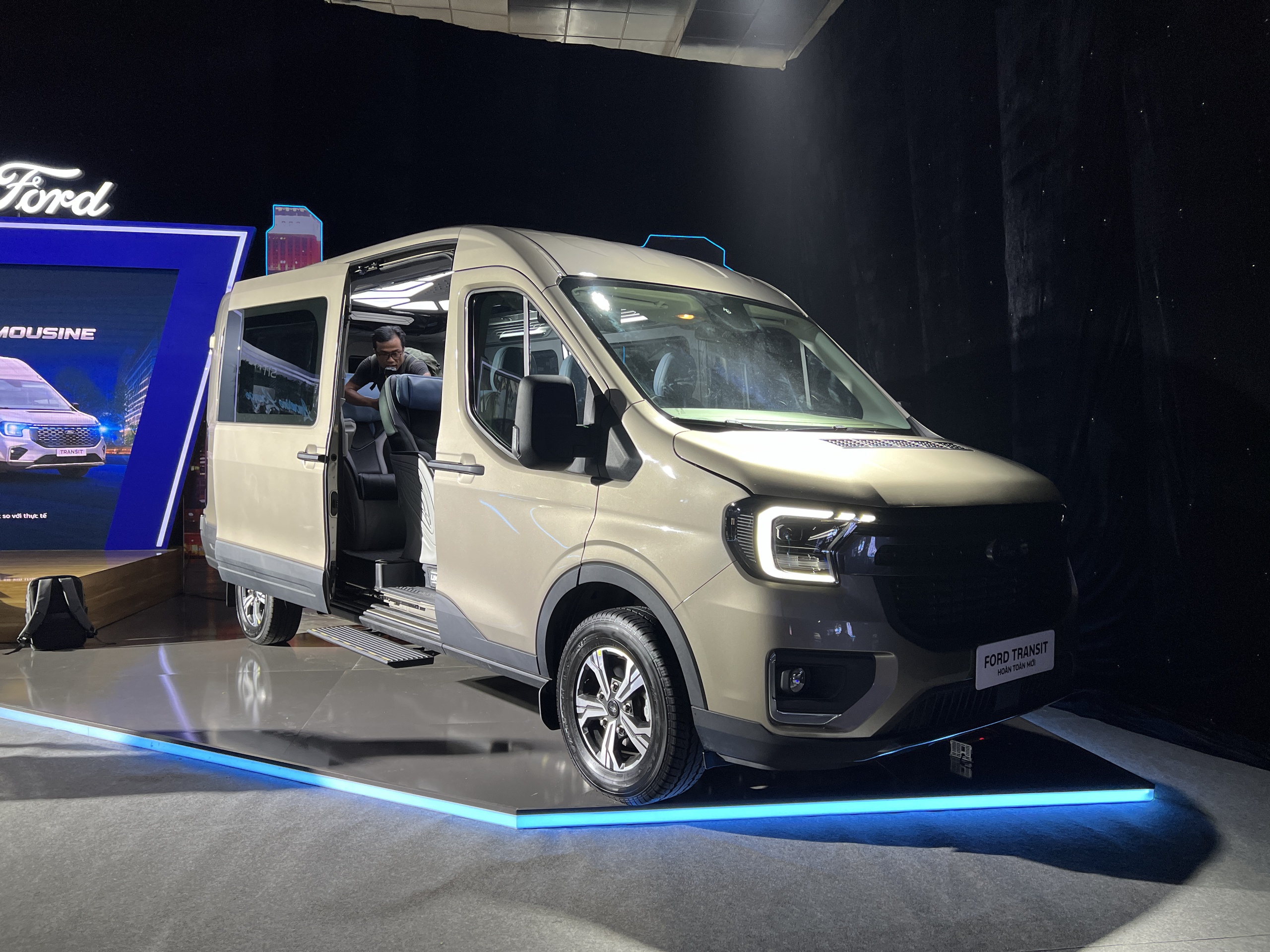 Chi tiết Ford Transit 2024 bản cao cấp nhất tại Việt Nam: Giá gần 1,5 tỷ, ghế thương gia, TV Android lớn, trần tích hợp LED ‘xịn sò’- Ảnh 2.