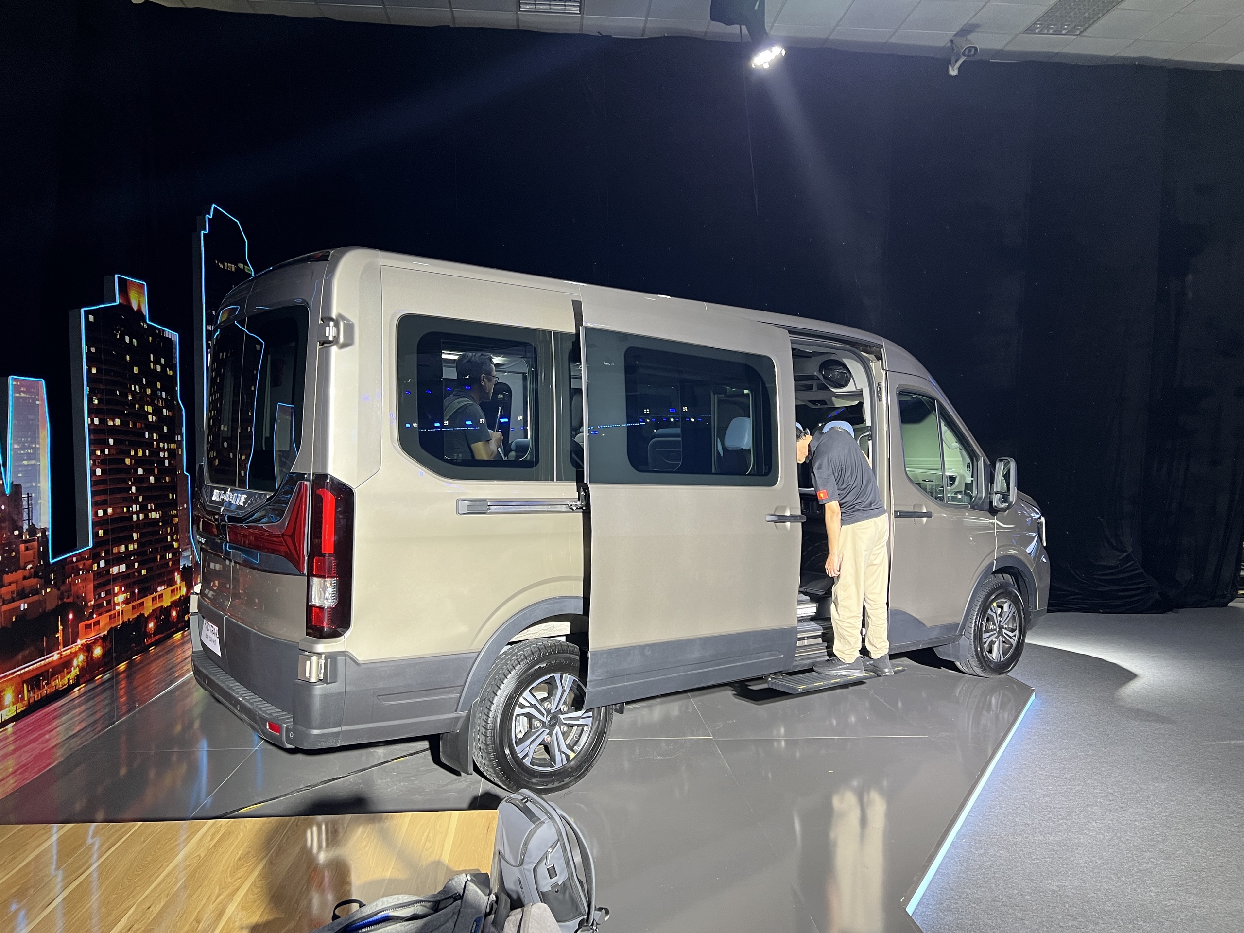Chi tiết Ford Transit 2024 bản cao cấp nhất tại Việt Nam: Giá gần 1,5 tỷ, ghế thương gia, TV Android lớn, trần tích hợp LED ‘xịn sò’- Ảnh 3.