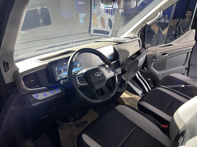 Chi tiết Ford Transit 2024 bản cao cấp nhất tại Việt Nam: Giá gần 1,5 tỷ, ghế thương gia, TV Android lớn, trần tích hợp LED ‘xịn sò’- Ảnh 13.