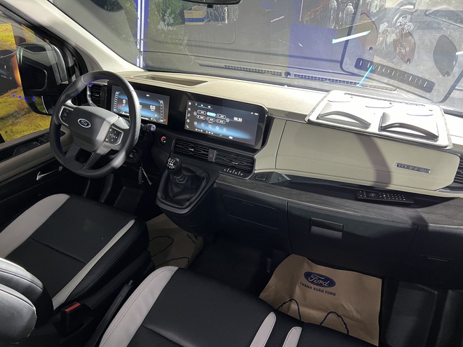 Chi tiết Ford Transit 2024 bản cao cấp nhất tại Việt Nam: Giá gần 1,5 tỷ, ghế thương gia, TV Android lớn, trần tích hợp LED ‘xịn sò’- Ảnh 14.