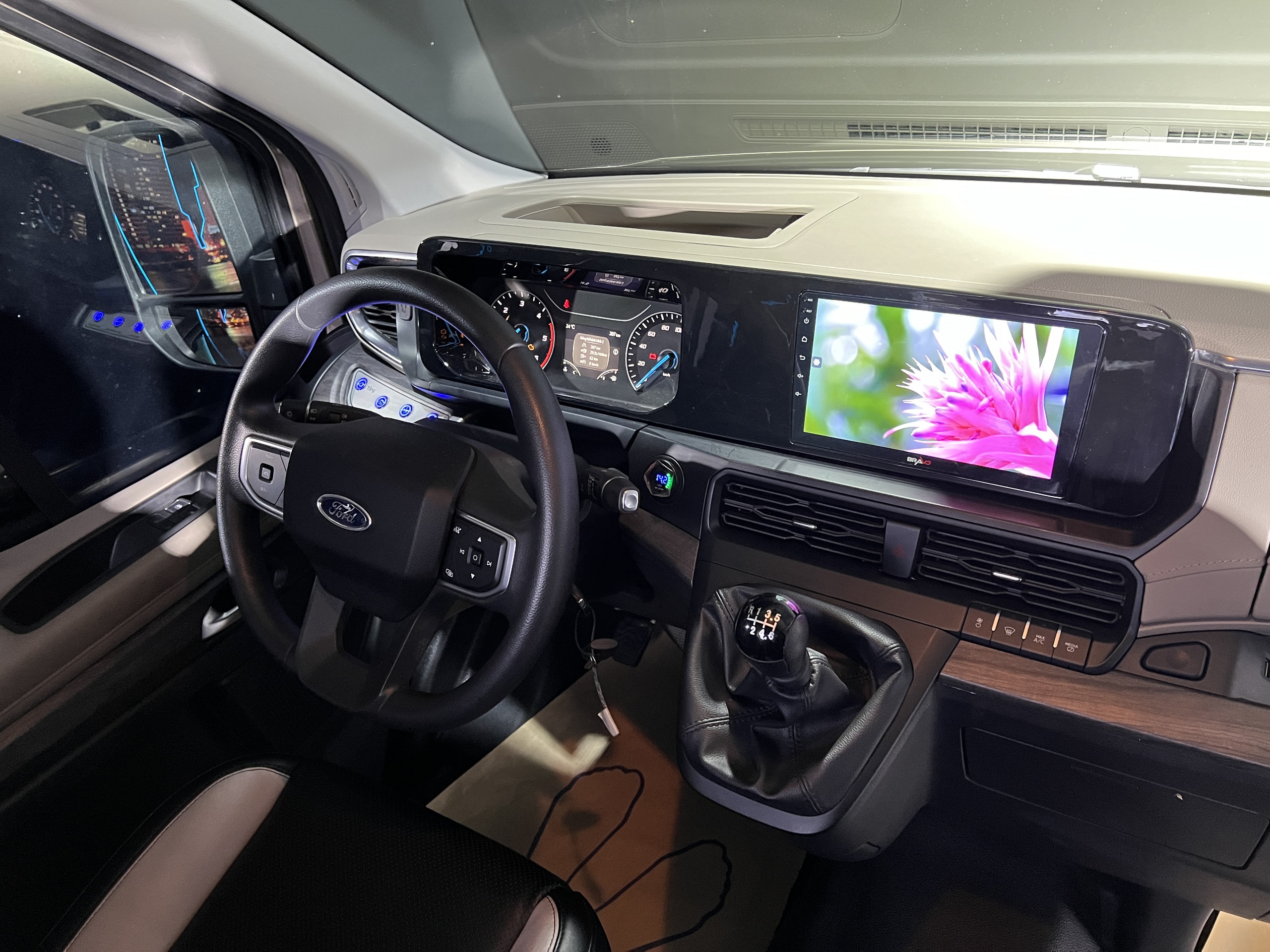 Chi tiết Ford Transit 2024 bản cao cấp nhất tại Việt Nam: Giá gần 1,5 tỷ, ghế thương gia, TV Android lớn, trần tích hợp LED ‘xịn sò’- Ảnh 4.