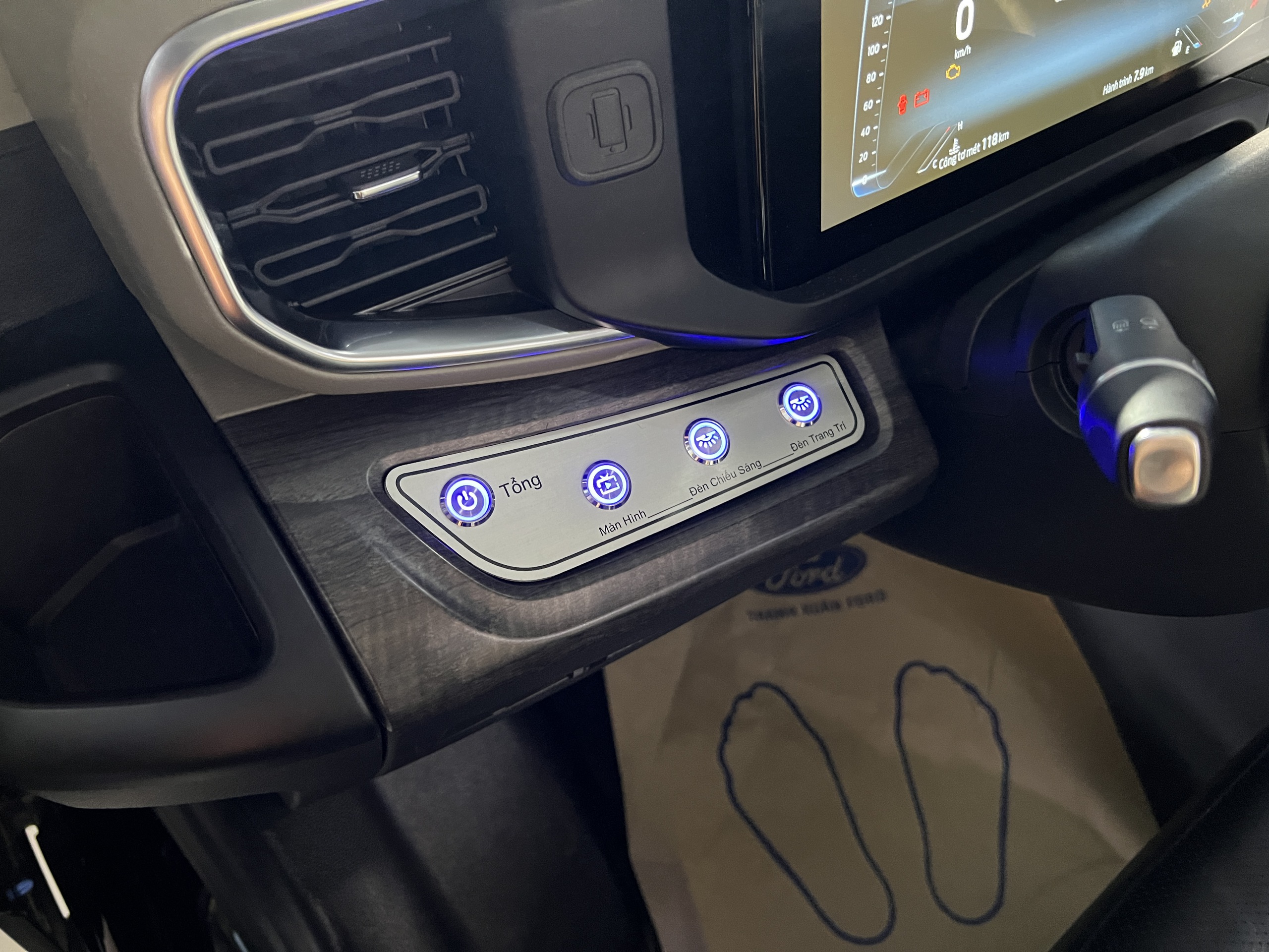 Chi tiết Ford Transit 2024 bản cao cấp nhất tại Việt Nam: Giá gần 1,5 tỷ, ghế thương gia, TV Android lớn, trần tích hợp LED ‘xịn sò’- Ảnh 5.
