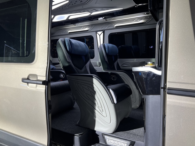 Chi tiết Ford Transit 2024 bản cao cấp nhất tại Việt Nam: Giá gần 1,5 tỷ, ghế thương gia, TV Android lớn, trần tích hợp LED ‘xịn sò’- Ảnh 7.