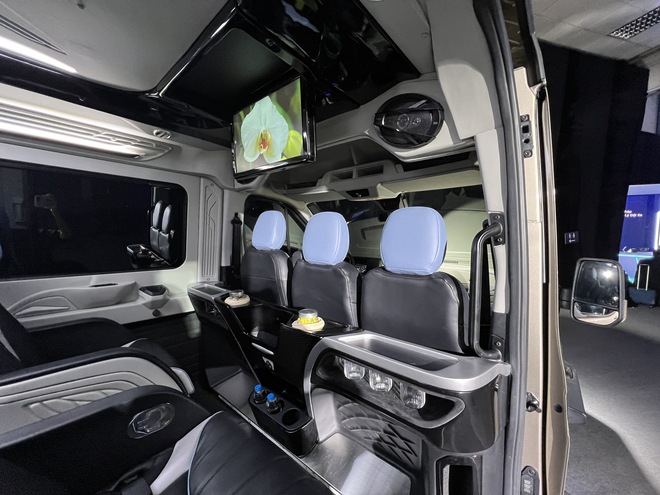 Chi tiết Ford Transit 2024 bản cao cấp nhất tại Việt Nam: Giá gần 1,5 tỷ, ghế thương gia, TV Android lớn, trần tích hợp LED ‘xịn sò’- Ảnh 8.