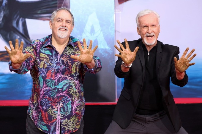 Nhà sản xuất Jon Landau (trái) và đạo diễn James Cameron tạo dáng sau khi in dấu tay tại sân trước của pạp chiếu phim TCL Chinese ở Los Angeles, ngày 12/1/2023 khi Avatar: The Way of Water đang phủ sóng toàn cầu. Ảnh: Reuters