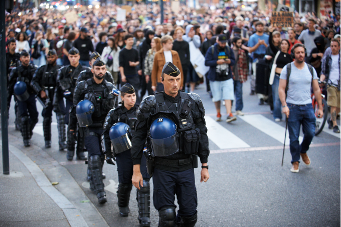 Cảnh sát chống bạo động Pháp tại một cuộc biểu tình ở Toulouse, ngày 1/7. Ảnh: AFP