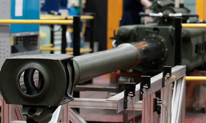 Nòng pháo M777 tại nhà máy ở Barrow-in- Furness, Anh tháng 4/2011. Ảnh: Reuters