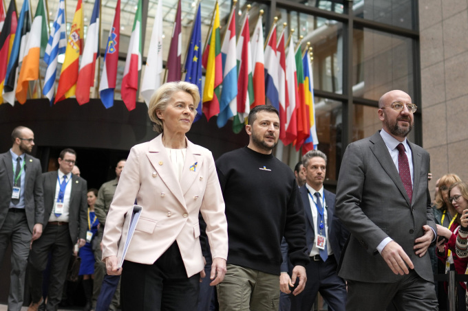 Từ trái qua phải: Chủ tịch Ủy ban châu Âu Ursula von der Leyen, Tổng thống Ukraine Volodymyr Zelensky, Chủ tịch Hội đồng châu Âu Charles Michel tại Brussels, Bỉ hồi tháng 2/2023. Ảnh: AP
