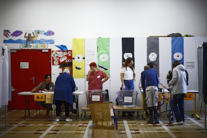 Cử tri Pháp bỏ phiếu tại một điểm bầu cử ở thủ đô Paris ngày 7/7. Ảnh: Reuters