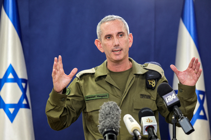 Chuẩn đô đốc Daniel Hagari, phát ngôn viên lực lượng phòng vệ Israel (IDF), tại cuộc họp báo ở Tel Aviv tháng 10/2023. Ảnh: AFP