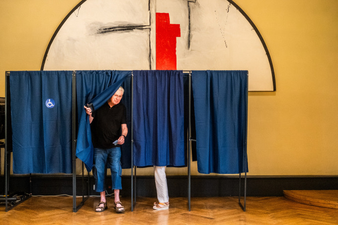 Cử tri đi bỏ phiếu trong vòng hai cuộc bầu cử quốc hội Pháp tại thành phố Perpignan, miền nam đất nước, ngày 7/7. Ảnh: AFP