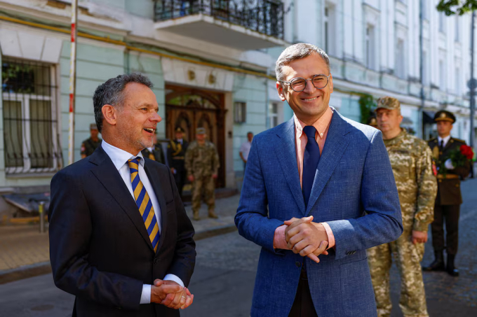Ngoại trưởng Ukraine Dmytro Kuleba (phải) nói chuyện với người đồng cấp Hà Lan Caspar Veldkamp tại thủ đô Kiev ngày 6/7. Ảnh: Reuters