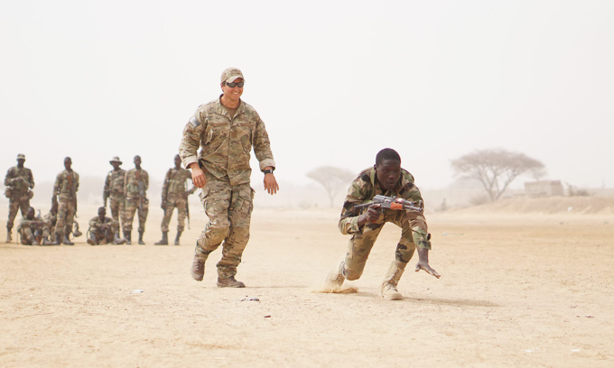 Sĩ quan Mỹ (trái) hướng dẫn binh sĩ Niger trong cuộc diễn tập chung ở quốc gia châu Phi năm 2017. Ảnh: Bộ Tư lệnh Mỹ tại châu Phi