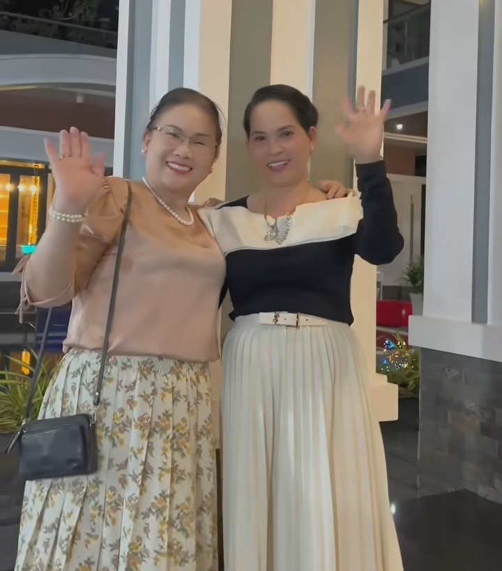 Mẹ của Thanh Đoàn và mẹ Hà Trí Quang thân thiết với nhau như chị em trong nhà.