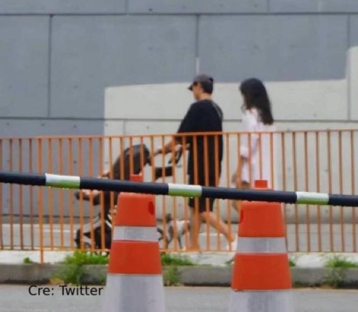 Song Joong Ki bị bắt gặp cùng vợ con đi dạo trong thời gian gần đây.
