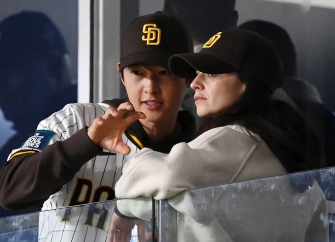 Song Joong Ki và người vợ thứ 2 cùng đi xem giải đấu bóng chày.