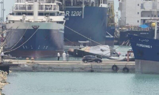 Tàu Sahand  bị lật và chìm một phần trong bức ảnh đăng ngày 7/7. Ảnh: IRNA