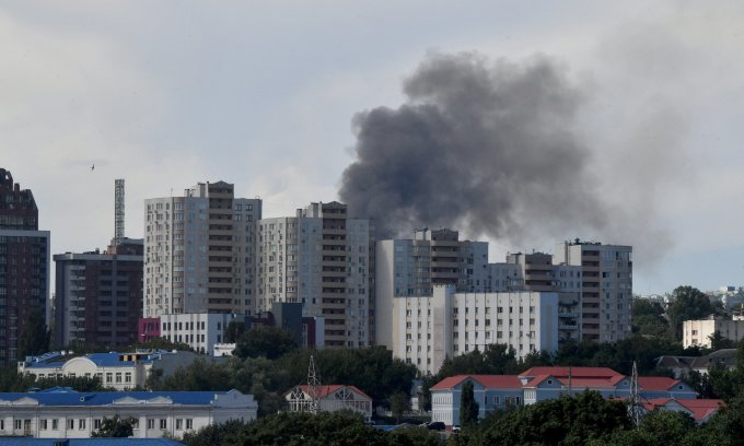 Cột khói đen bốc lên ở trung tâm Kiev sau đòn không kích sáng 8/7. Ảnh: AFP