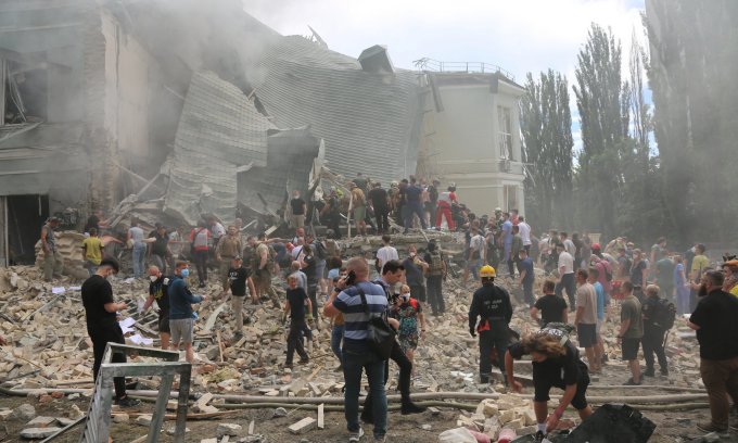 Một phần bệnh viện nhi ở Kiev bị hư hại sau trận tập kích của Nga hôm 8/7. Ảnh: AFP