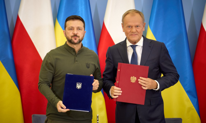 Tổng thống Zelensky (trái) và Thủ tướng Tusk tại lễ ký thỏa thuận an ninh ở Warsaw hôm 8/7. Ảnh: Văn phòng Tổng thống Ukraine