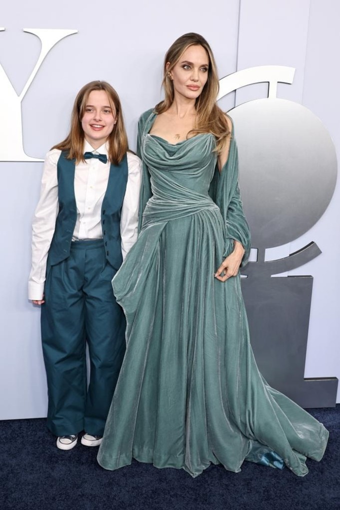 Angelina Jolie và con gái tại lễ trao giải Tony 2024. Ảnh: WireImage