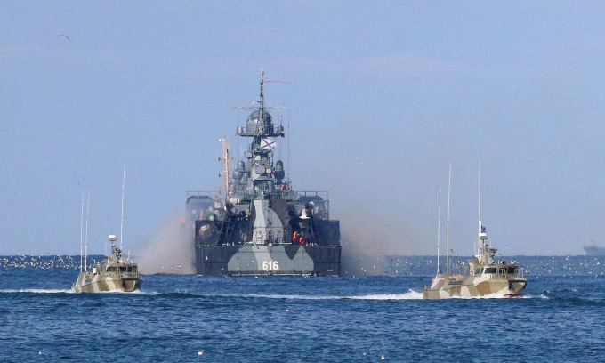 Tàu chiến Nga hoạt động gần thành phố Sevastopol, Crimea ngày 16/2/2022. Ảnh: Reuters
